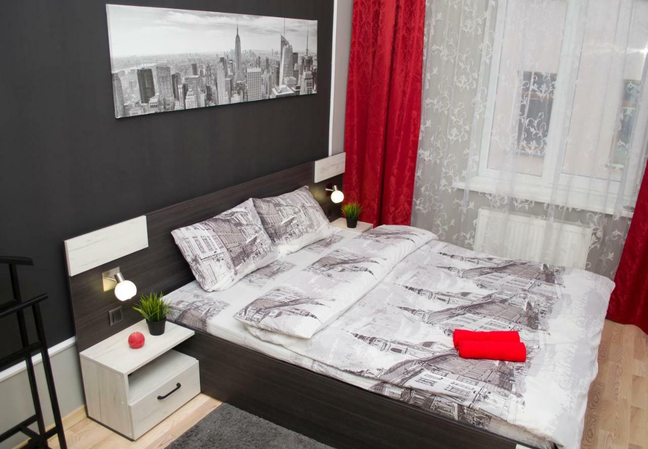 Modern Red Apartment Lviv Bagian luar foto